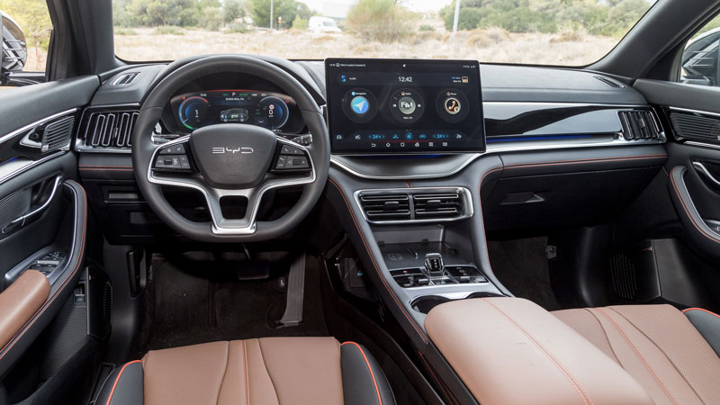 Έντονο το τεχνολογικό στοιχείο στην καμπίνα του BYD Seal U DM-i, τα υλικά είναι ποιοτικά