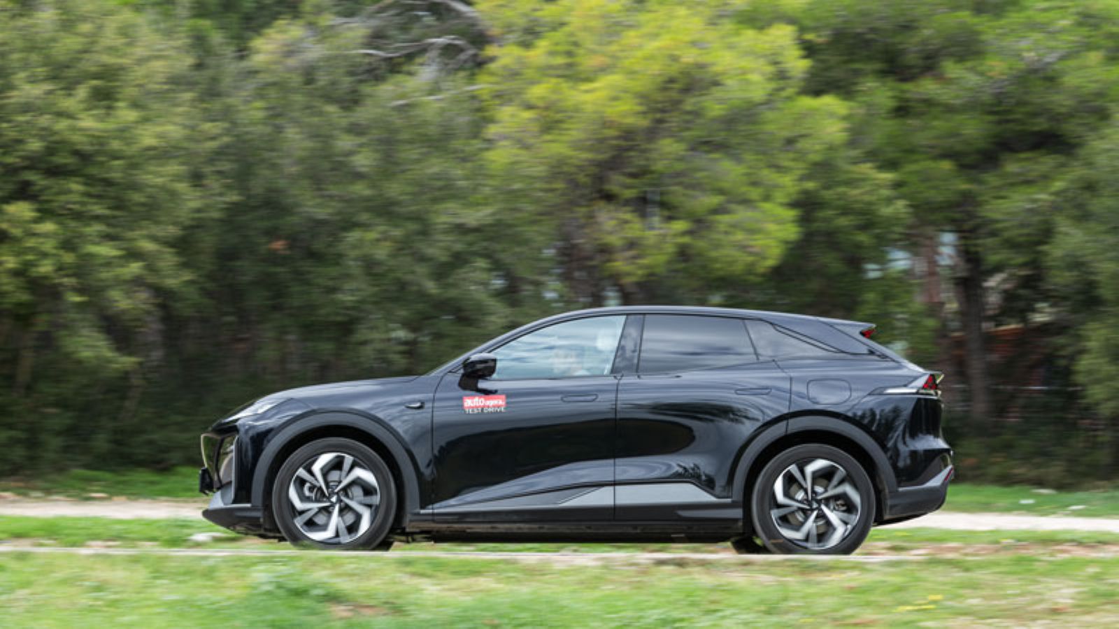 Το Changan Deepal S07 από το πλάι