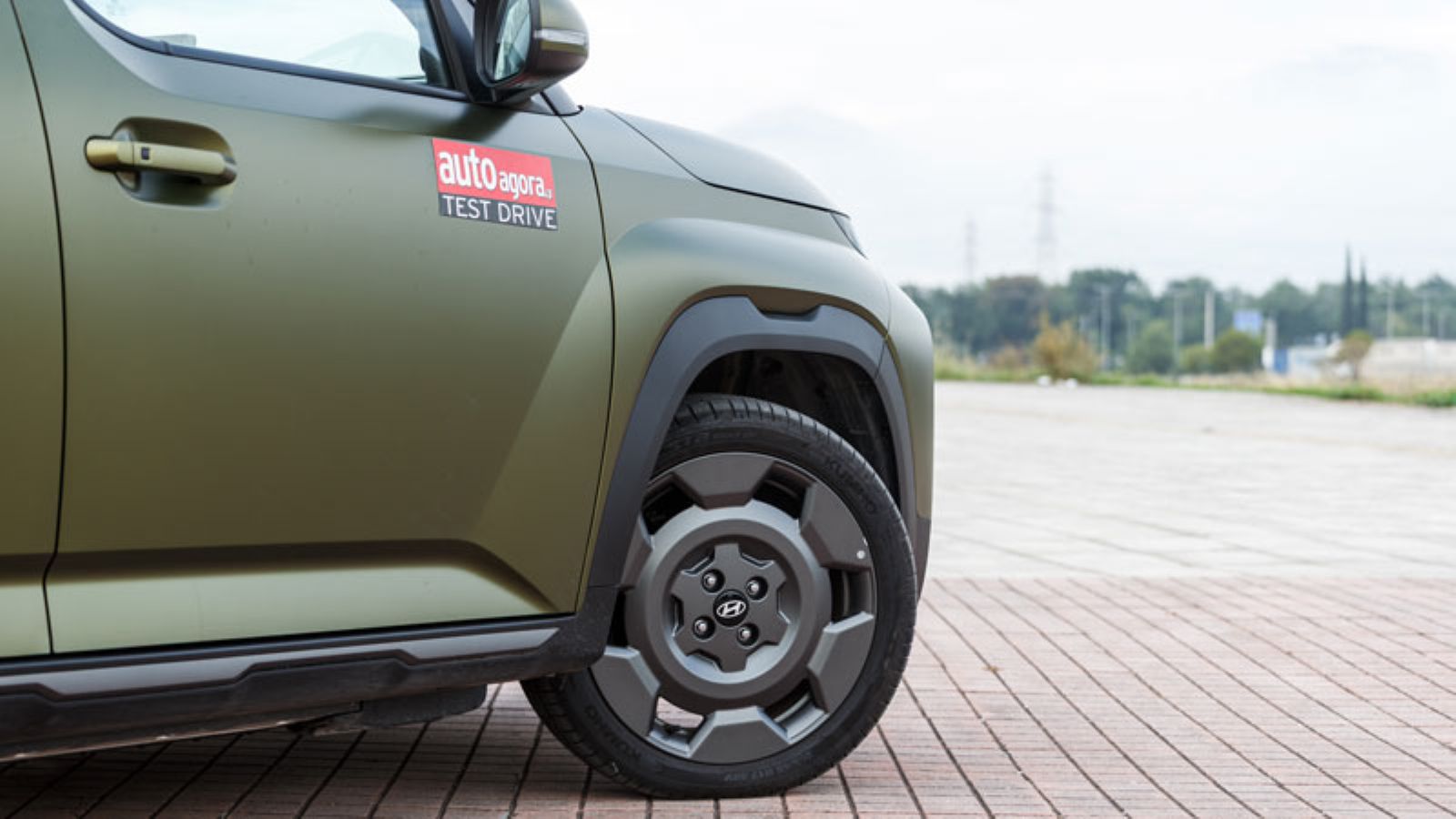 Ο εμπρός τροχός και το φτερό του Hyundai Inster Cross