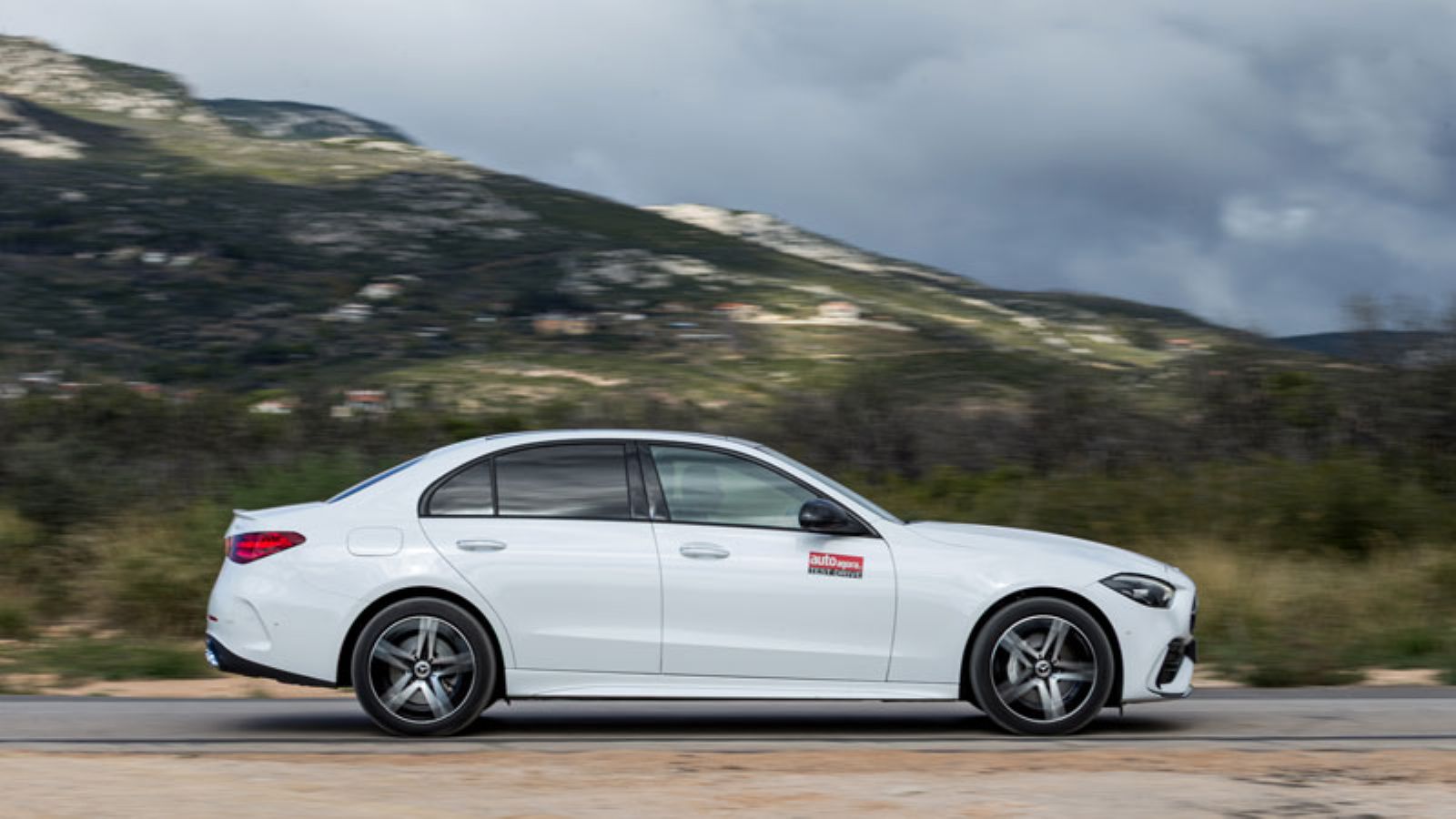 Η Mercedes C400e σε κίνηση από το πλάι, δεξιά πλευρά