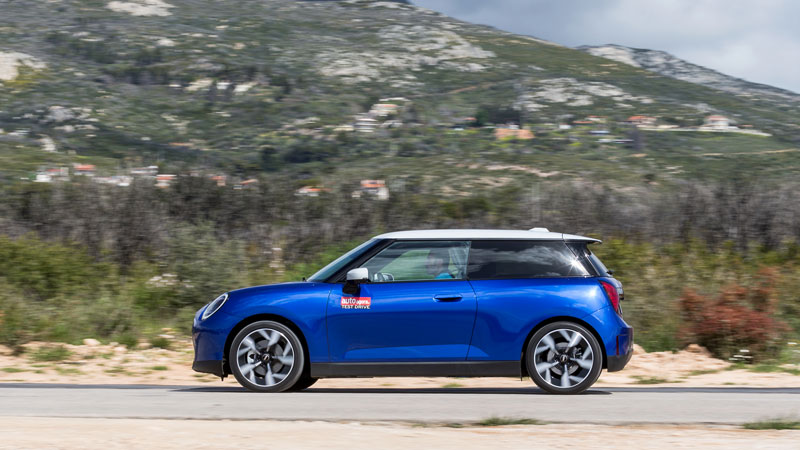 Το MINI Cooper SE παραμένει οδηγοκεντρικό και ευχάριστο στο δρόμο