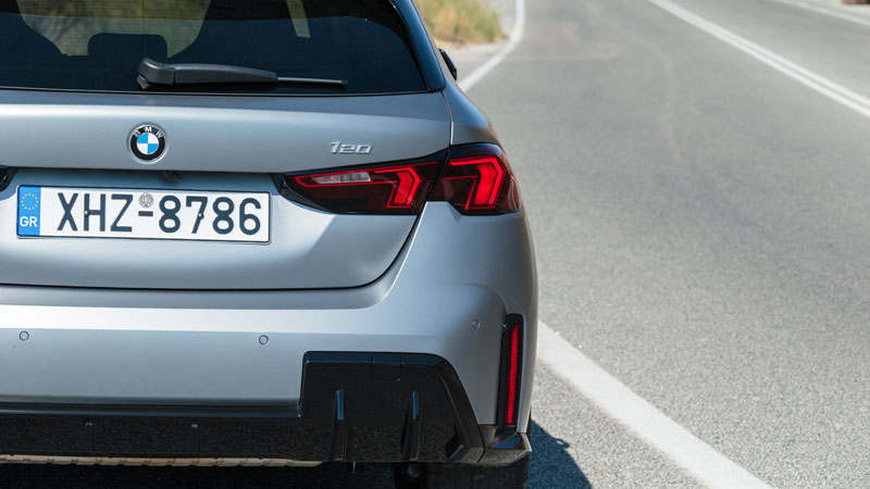 Πίσω τα φανάρια είναι αντίστοιχα μακρόστενα και βρίσκονται σε μια ελαφρά κλίση, ενώ είναι επίσης τεχνολογίας LED.