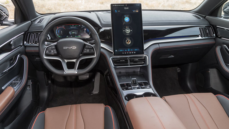 Έντονο το τεχνολογικό στοιχείο στην καμπίνα του BYD Seal U DM-i, τα υλικά είναι ποιοτικά