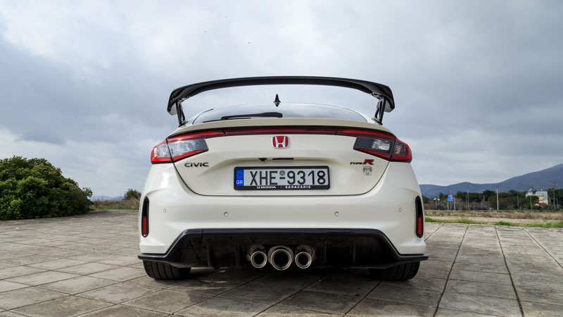 Εμπρηστικός σχεδιασμός με φουσκωμένα φτερά, αεραγωγούς και «φτερούγα» στο πίσω μέρος