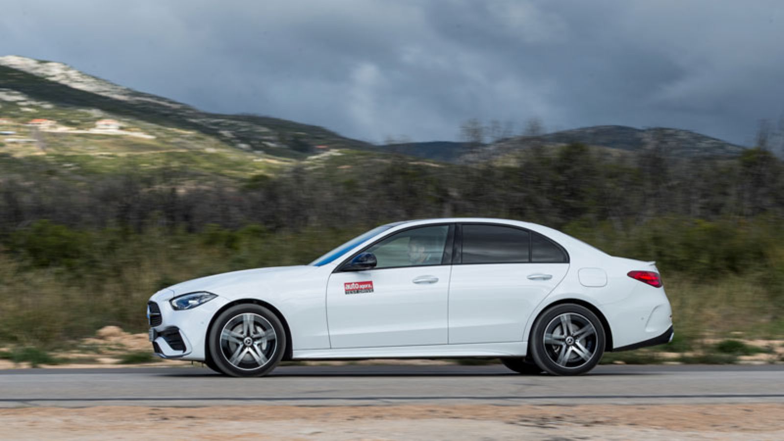 Η Mercedes C400e σε κίνηση από το πλάι, αριστερή πλευρά