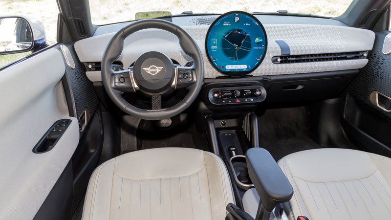 Το εσωτερικό του νέου MINI Cooper SE είναι minimal, πίσω θα κάτσουν δύο ενήλικες ύψους 1,81 μέτρων