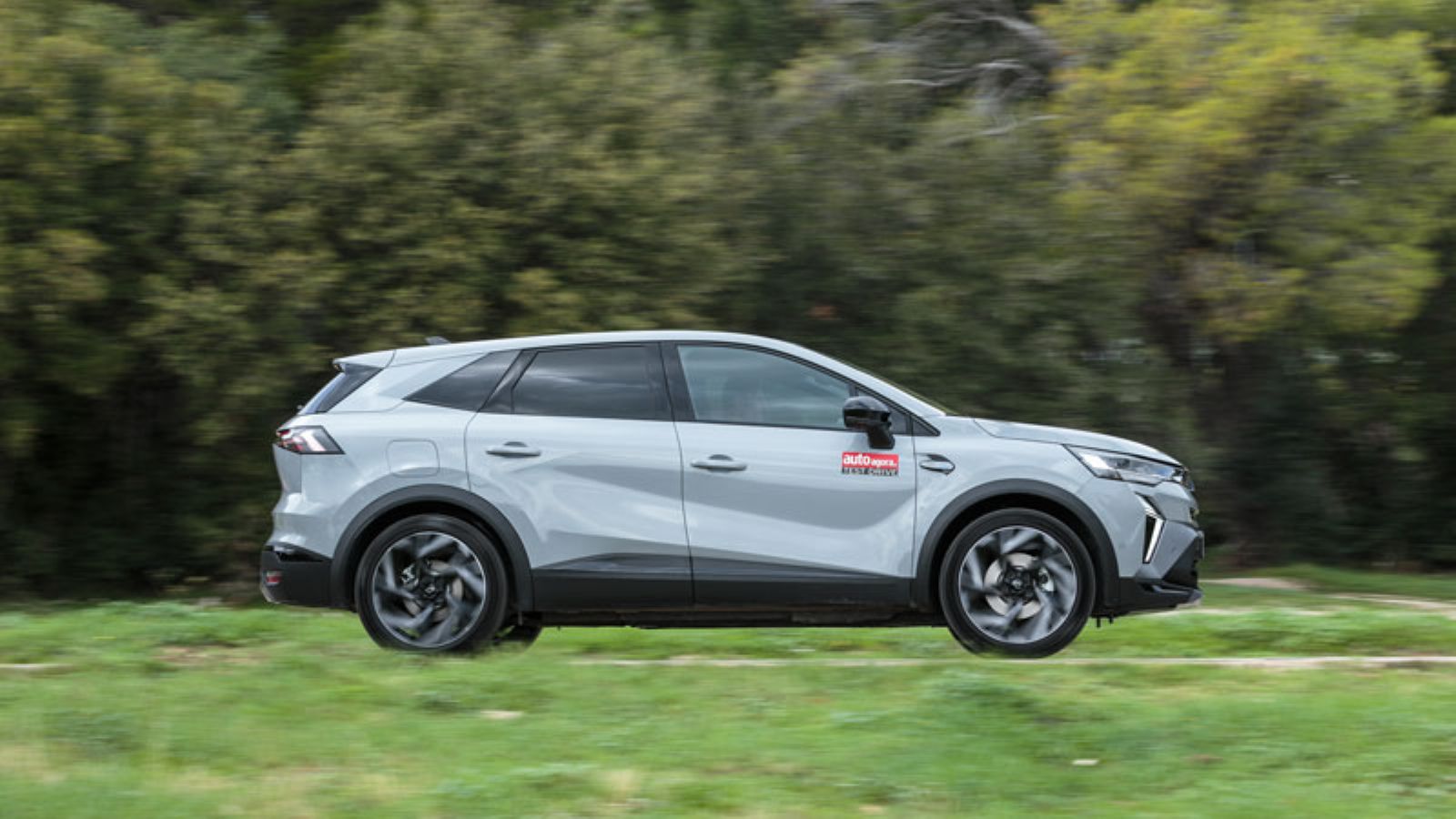 Το Renault Symbioz E-TECH από το πλάι εν κινήσει, δεξιά πλευρά