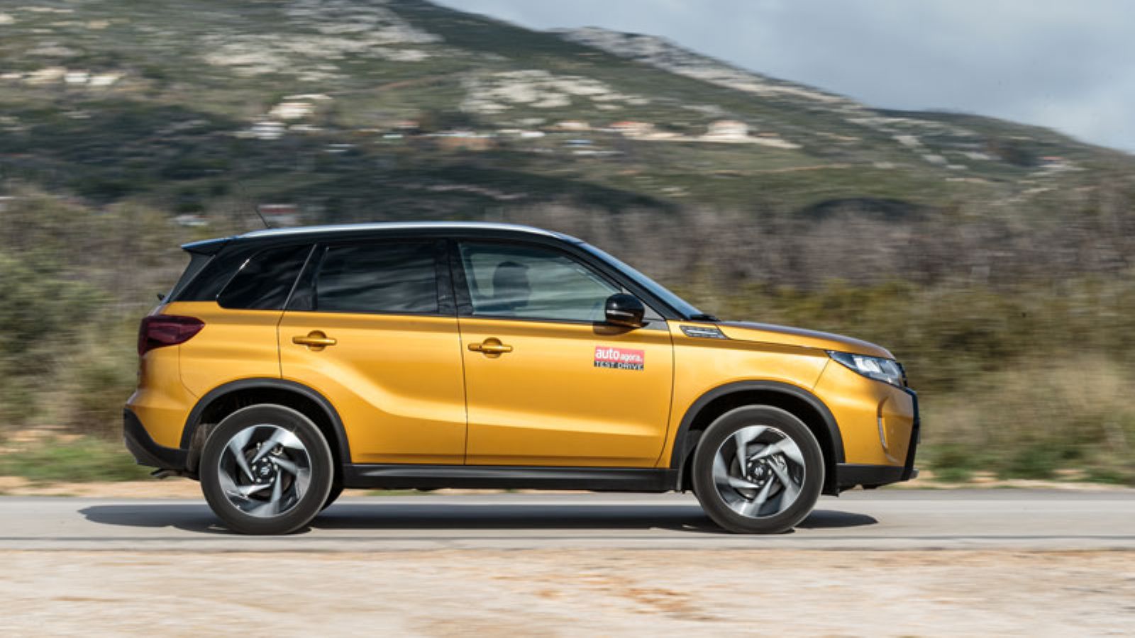 Το Suzuki Vitara από το πλάι εν κινήσει, δεξιά πλευρά