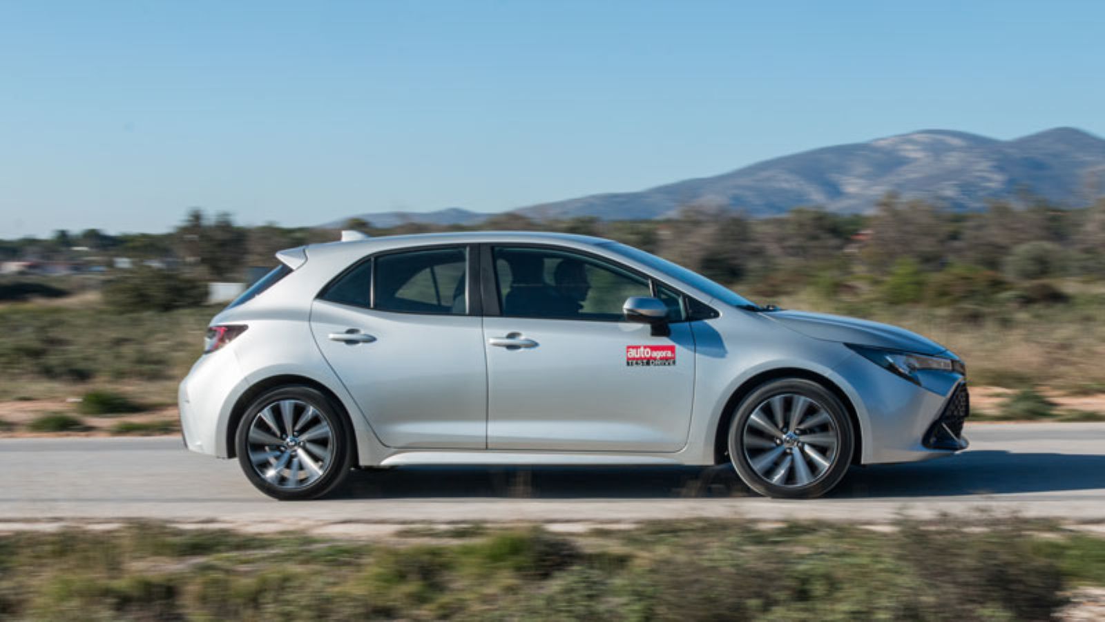 Η Toyota Corolla εν κινήσει από το πλάι, δεξιά πλευρά