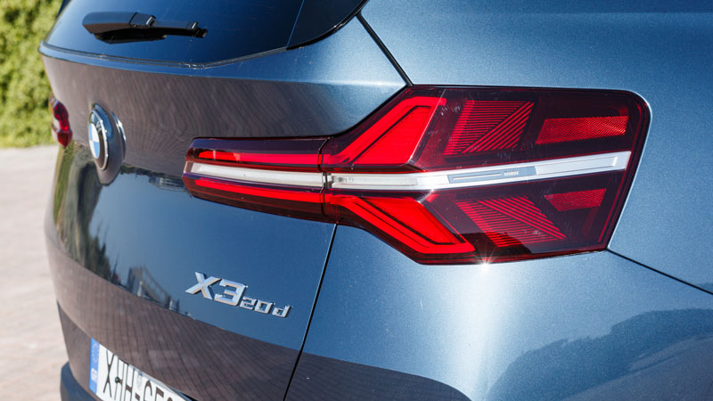 Τα φανάρια της BMW X3 έχουν περίτεχνες λεπτομέρειες και είναι εντυπωσιακά.