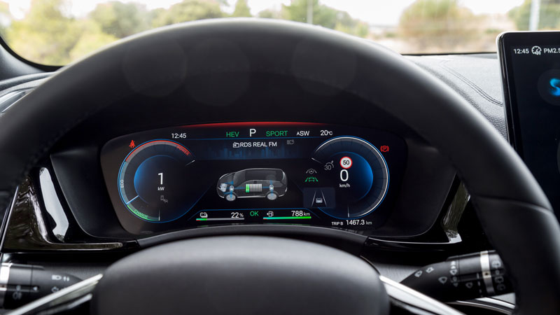 Έντονο το τεχνολογικό στοιχείο στην καμπίνα του BYD Seal U DM-i, τα υλικά είναι ποιοτικά