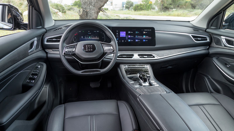 Η καμπίνα του DFSK E5 είναι καλοσχεδιασμένη και έχει χώρους για 7 ενήλικες επιβάτες