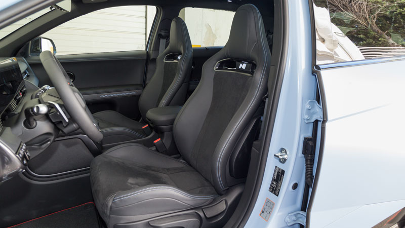 Με bucket καθίσματα, παχύ τριάκτινο τιμόνι, και μπόλικους χώρους για 5 ψηλούς