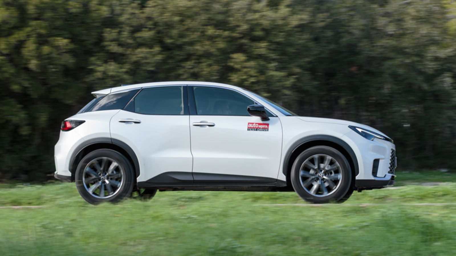 Το Lexus LBX από το πλάι, στη δεξιά πλευρά