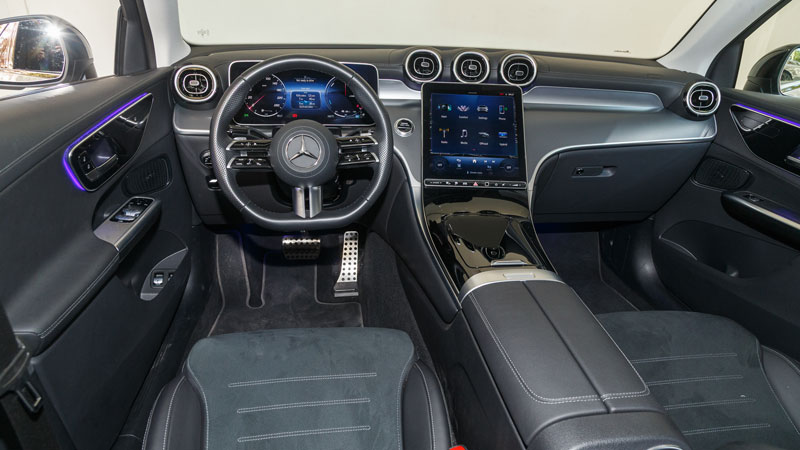 Στο ποιοτικό και άνετο εσωτερικό οι οθόνες έχουν την τιμητική τους