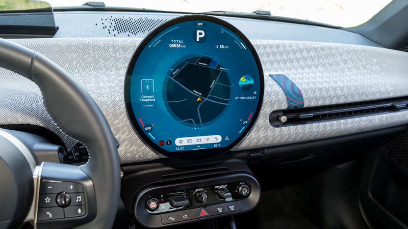 Το εσωτερικό του νέου MINI Cooper SE είναι minimal, πίσω θα κάτσουν δύο ενήλικες ύψους 1,81 μέτρων