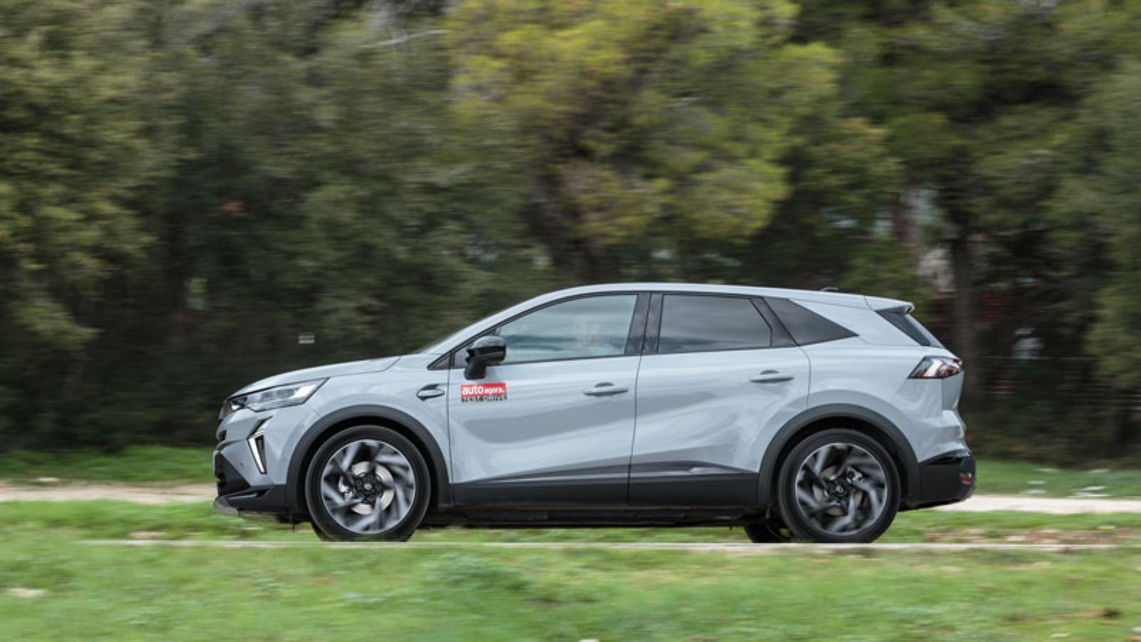 Το Renault Symbioz E-TECH εν κινήσει από το πλάι, αριστερή πλευρά