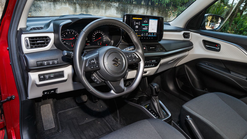 Ευχάριστο το εσωτερικό, πίσω θα κάτσουν άνετα 2 ενήλικες ύψους 1,83 μέτρων