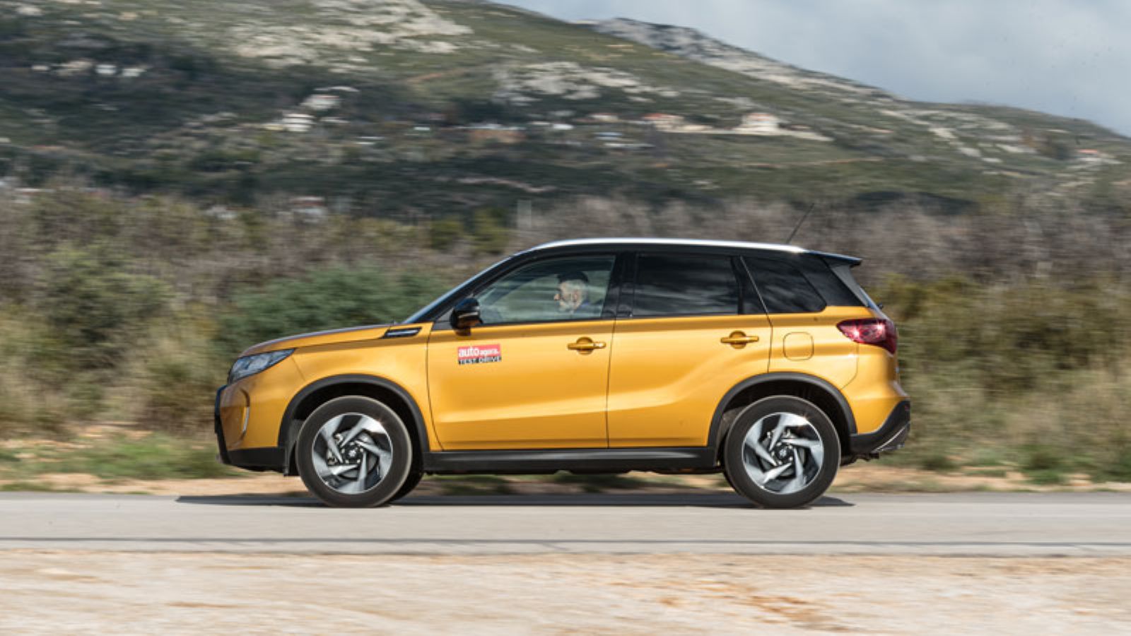 Το Suzuki Vitara από το πλάι εν κινήσει, αριστερή πλευρά