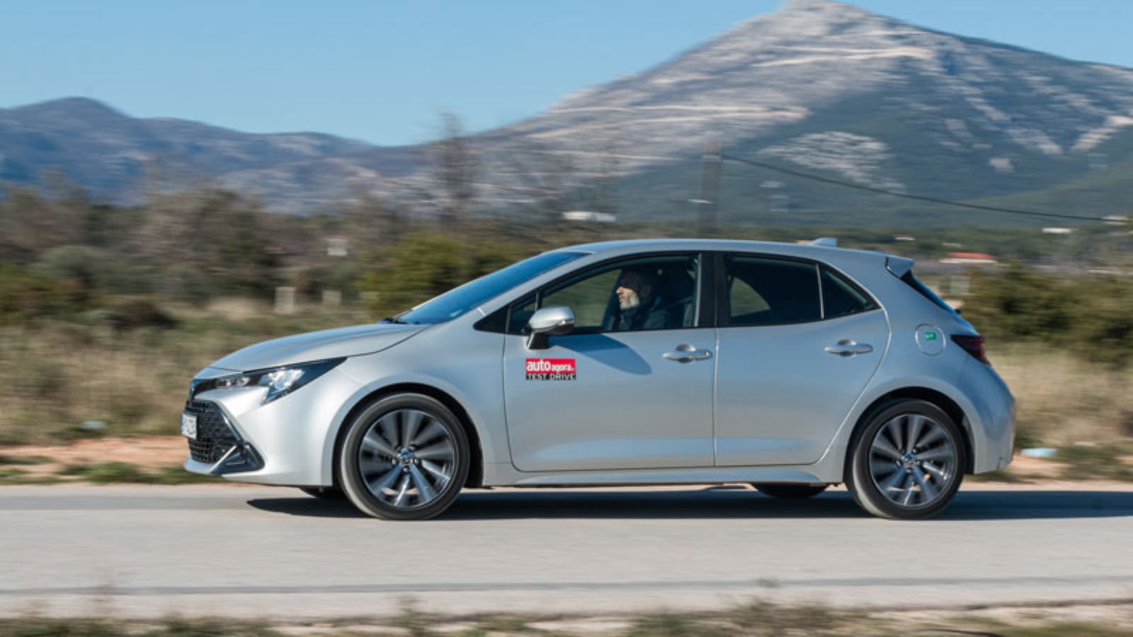 Η Toyota Corolla εν κινήσει από το πλάι, αριστερή πλευρά