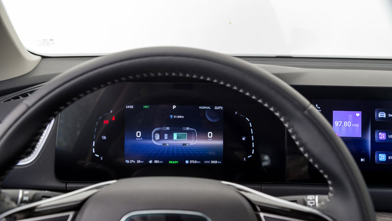 Η καμπίνα του DFSK E5 είναι καλοσχεδιασμένη και έχει χώρους για 7 ενήλικες επιβάτες