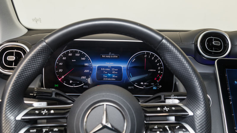 Στο ποιοτικό και άνετο εσωτερικό οι οθόνες έχουν την τιμητική τους