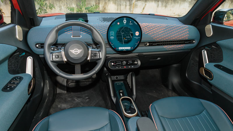 Το trendy και παιχνιδιάρικο εσωτερικό του Aceman έχει χώρους για 4 ενήλικες επιβάτες