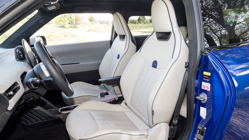 Το εσωτερικό του νέου MINI Cooper SE είναι minimal, πίσω θα κάτσουν δύο ενήλικες ύψους 1,81 μέτρων