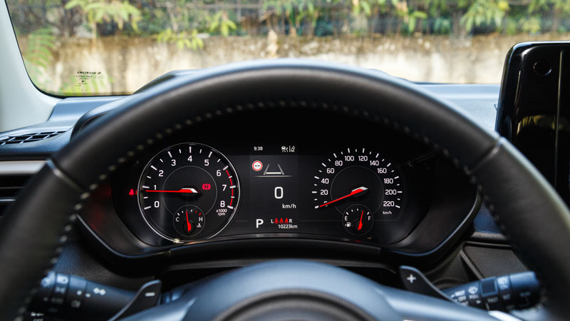 Ευχάριστο το εσωτερικό, πίσω θα κάτσουν άνετα 2 ενήλικες ύψους 1,83 μέτρων