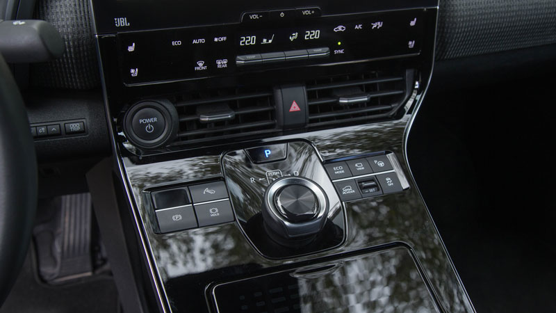 Toyota bZ4X: Πόσο καλό είναι σε εξοπλισμό άνεσης και ασφαλείας;