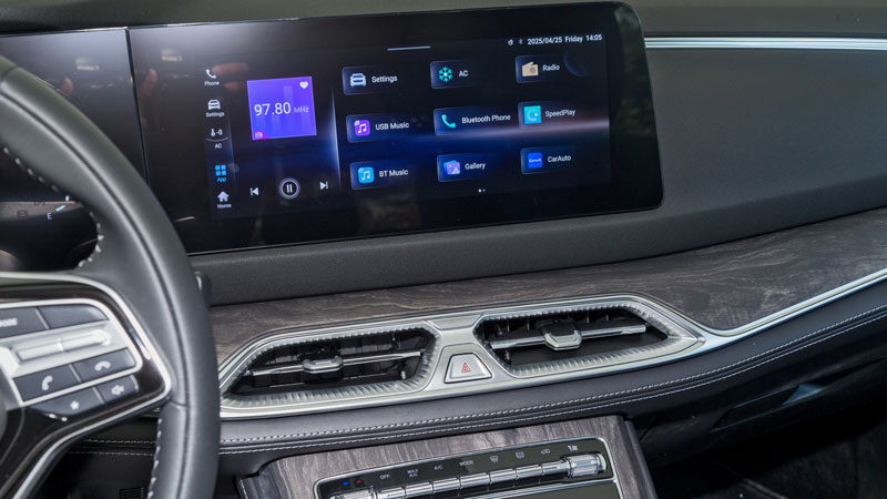 Η καμπίνα του DFSK E5 είναι καλοσχεδιασμένη και έχει χώρους για 7 ενήλικες επιβάτες