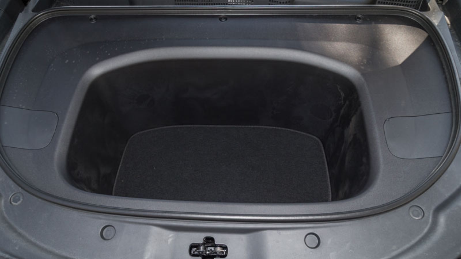 Ο έξτρα χώρος για αντικείμενα κάτω από το εμπρός καπό του Changan Deepal S07