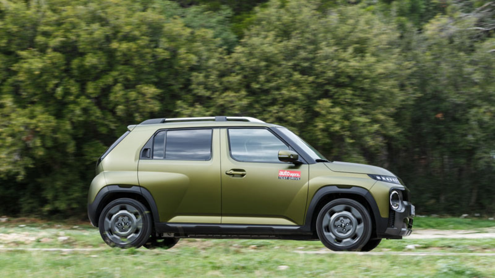 Το Hyundai Inster Cross σε κίνηση, από το πλάι (δεξιά πλευρά)