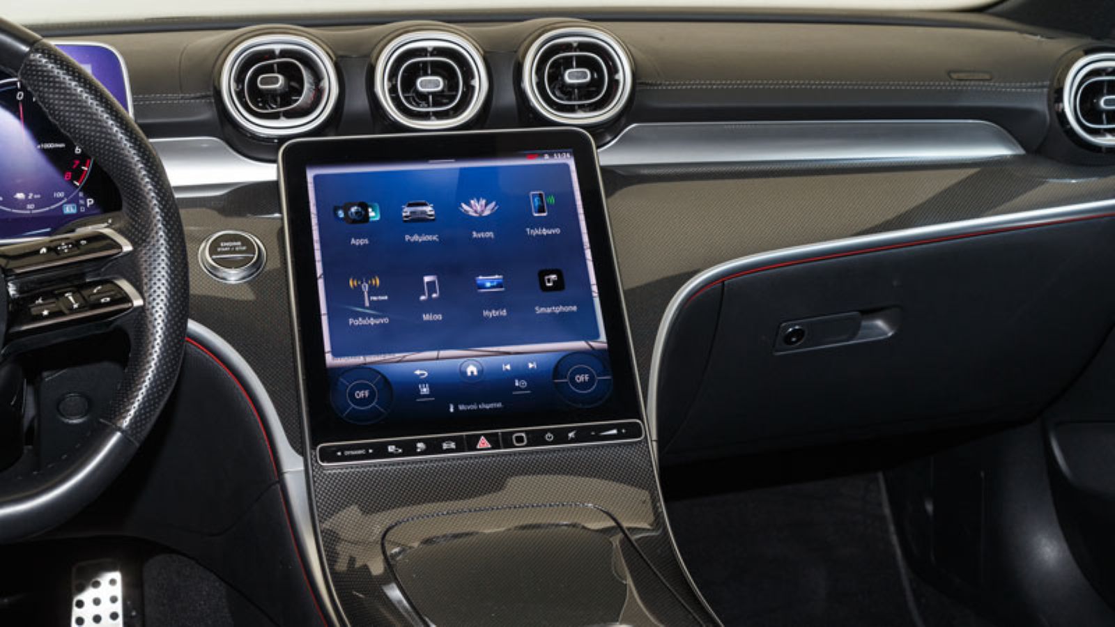 Η οθόνη αφής του συστήματος infotainment της Mercedes C400e