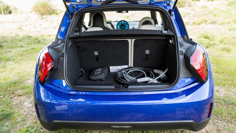 Το εσωτερικό του νέου MINI Cooper SE είναι minimal, πίσω θα κάτσουν δύο ενήλικες ύψους 1,81 μέτρων