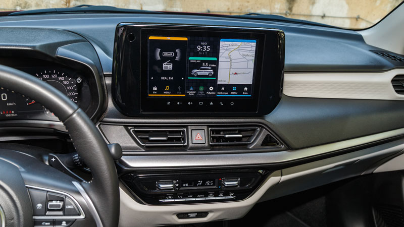 Ευχάριστο το εσωτερικό, πίσω θα κάτσουν άνετα 2 ενήλικες ύψους 1,83 μέτρων