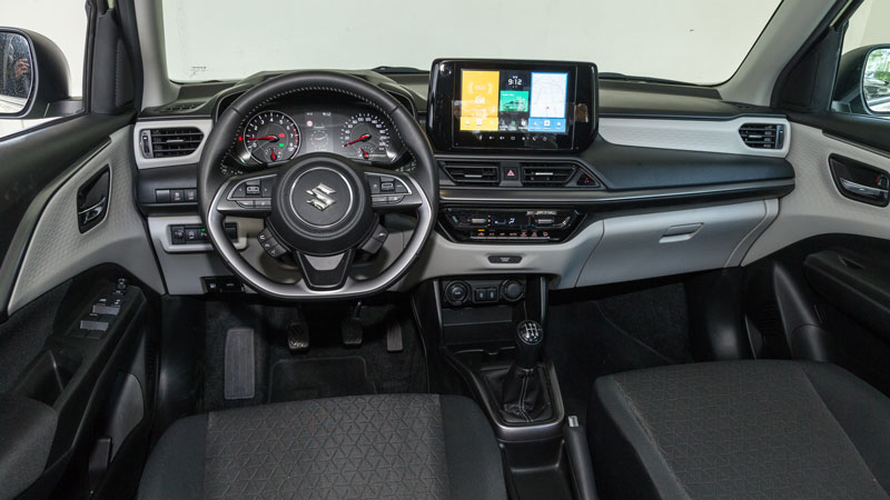 Αναβαθμισμένη η καμπίνα, με μεγαλύτερη οθόνη και καλούς χώρους για 4 ενήλικες