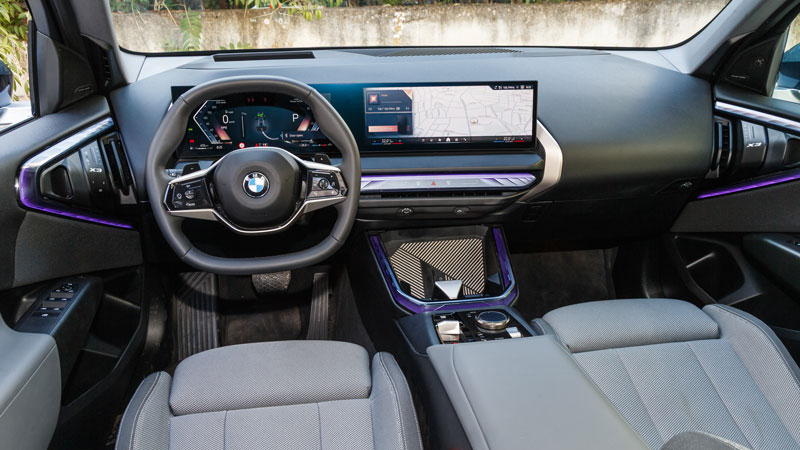 Το εσωτερικό της νέας X3 είναι φουτουριστικό και premium, έχει χώρους για 5 ψηλούς