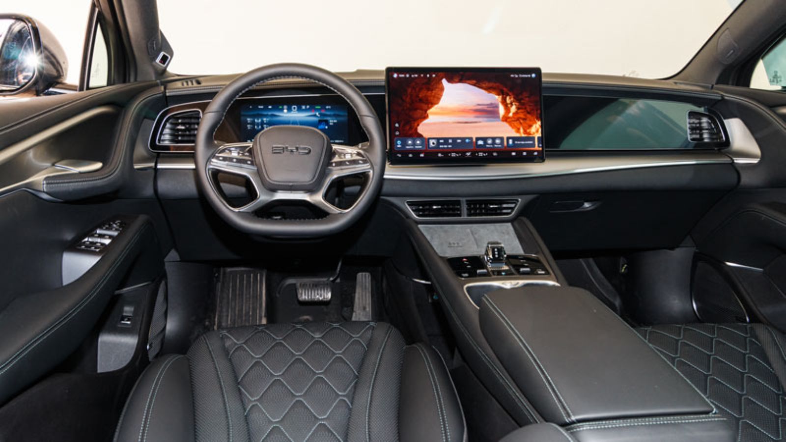 BYD Sealion 7 AWD LR: Πόσο καλό είναι σε εξοπλισμό άνεσης και ασφαλείας;