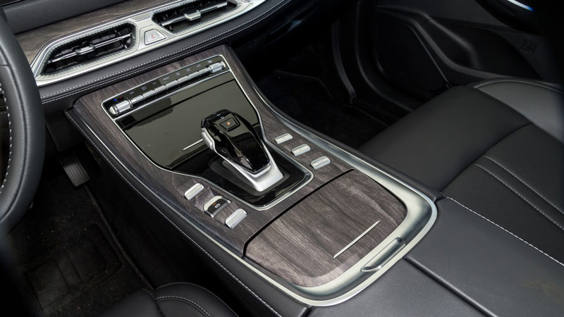 Η καμπίνα του DFSK E5 είναι καλοσχεδιασμένη και έχει χώρους για 7 ενήλικες επιβάτες