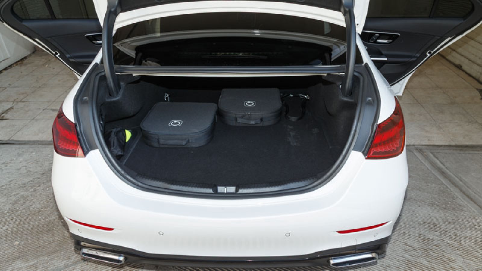 Ο χώρος αποσκευών της Mercedes C400e