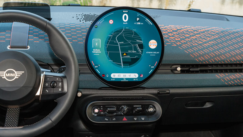 Το trendy και παιχνιδιάρικο εσωτερικό του Aceman έχει χώρους για 4 ενήλικες επιβάτες