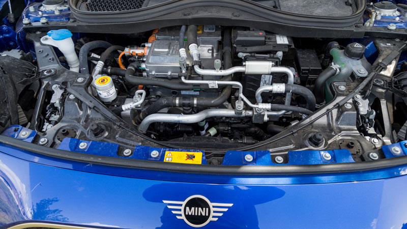 Έχει 218 άλογα, 0-100 χλμ/ώρα σε 6,5 δλ. και με μία φόρτιση κάνεις 320 χλμ