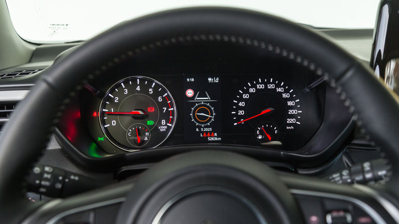 Αναβαθμισμένη η καμπίνα, με μεγαλύτερη οθόνη και καλούς χώρους για 4 ενήλικες