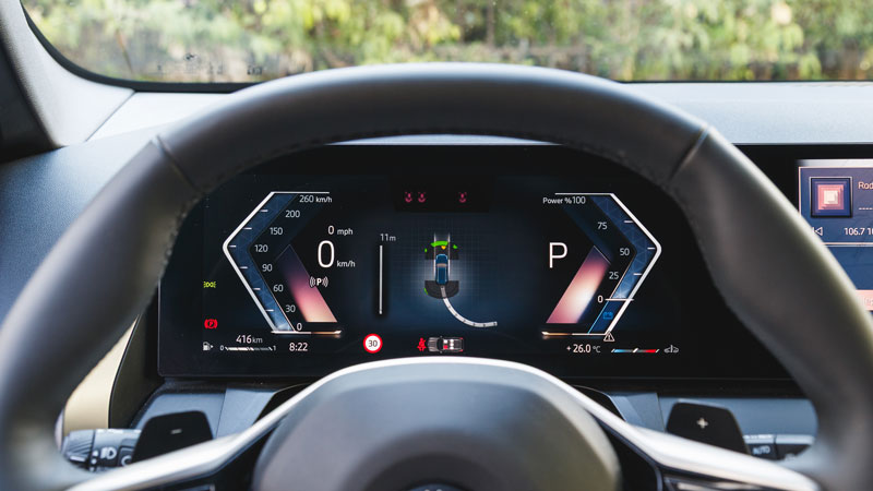 Το εσωτερικό της νέας X3 είναι φουτουριστικό και premium, έχει χώρους για 5 ψηλούς