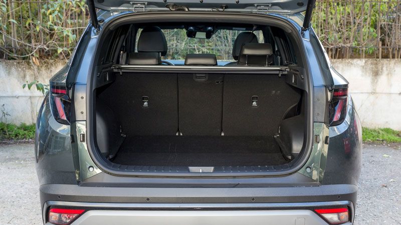 Hyundai Tucson Hybrid 4WD: Πόσο καλό είναι σε εξοπλισμό άνεσης και ασφαλείας;