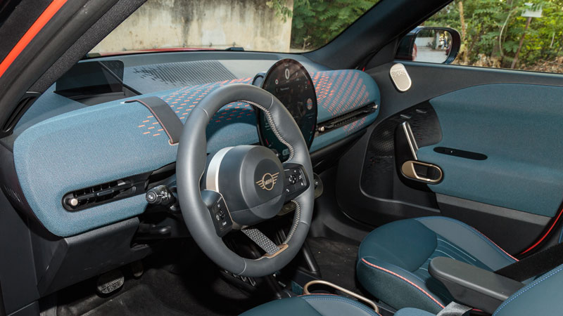 Το trendy και παιχνιδιάρικο εσωτερικό του Aceman έχει χώρους για 4 ενήλικες επιβάτες