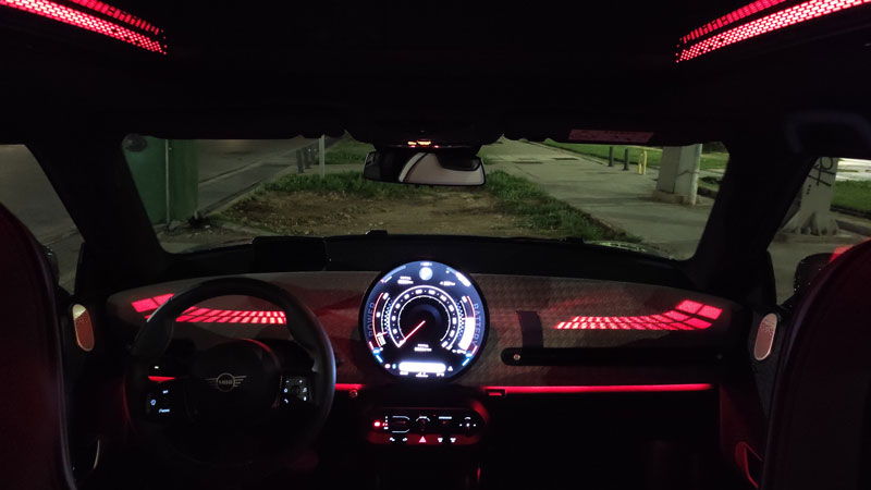 Το εσωτερικό του νέου MINI Cooper SE είναι minimal, πίσω θα κάτσουν δύο ενήλικες ύψους 1,81 μέτρων