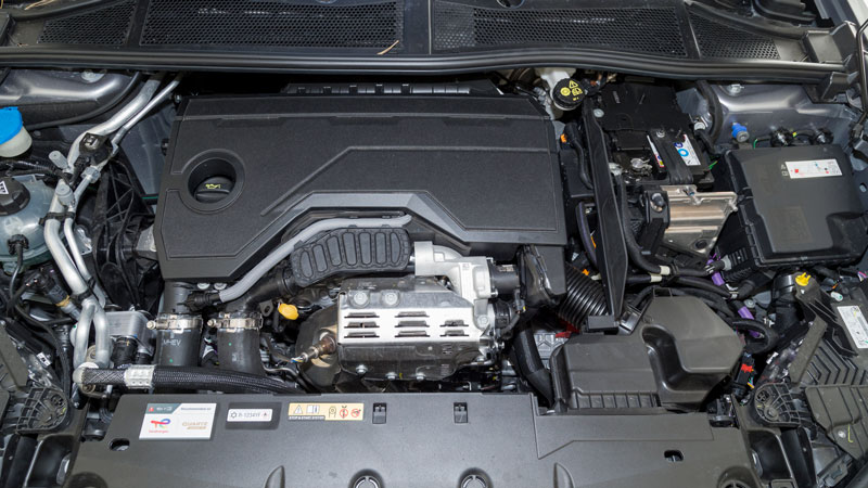 Peugeot 408 Hybrid 145 PS: Τι βαθμό παίρνει σε κατανάλωση, χώρους, επιδόσεις, εγγυήσεις;