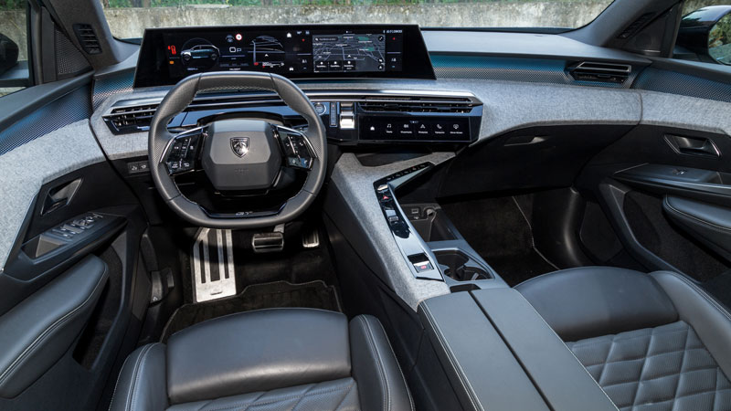 Το εσωτερικό εντυπωσιάζει, έχει χώρους για 5 ψηλούς ενήλικες και 2 παιδιά